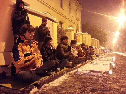 捷克法轮功学员中使馆前抗议迫害，迎接二零一五新年