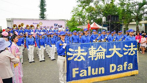 图2：天国乐团在云林县北港镇古董宾士车活动中定点演出
