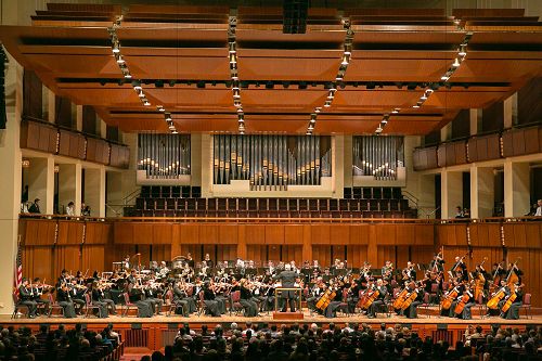 图15：神韵交响乐团于二零一五年十月十一日晚莅临华盛顿的肯尼迪艺术中心音乐厅。