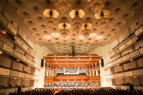 图16：神韵交响乐团于二零一五年十月十一日晚莅临华盛顿的肯尼迪艺术中心音乐厅。