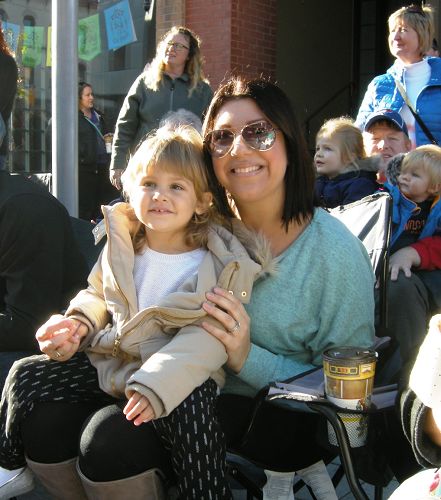 基奇纳市民Jessica女士和两岁半的女儿