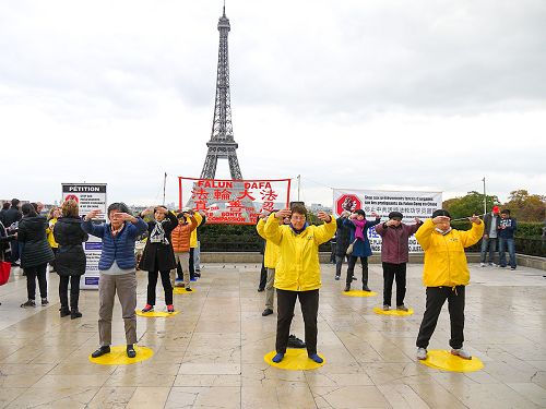图1：法轮功学员在巴黎艾菲尔铁塔下的人权广场上演示功法