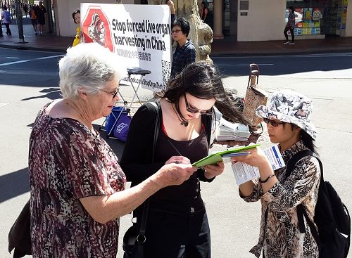 图11：安女士(左)和女儿艾玛（Ann and Emma VcVie）在签名支持法轮功反迫害