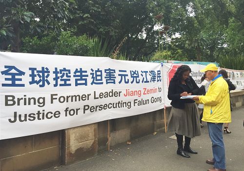 了解真相的悉尼民众正在“制止中共活摘法轮功学员器官和声援中国民众控告迫害法轮功的元凶江泽民的签名表”上签名。