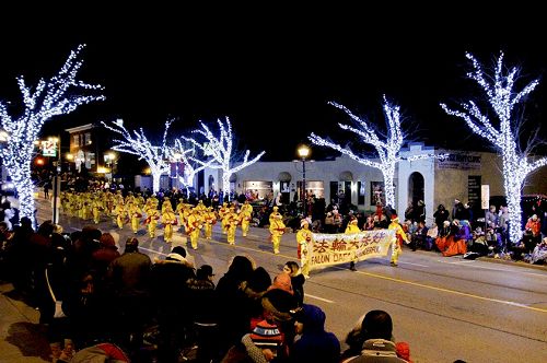 图4：二零一五年十一月二十一日，多伦多腰鼓队参加布兰普顿（Brampton）圣诞大游行。