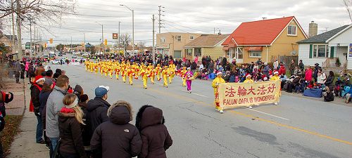 图4：法轮大法代表队多伦多腰鼓队在密西沙加市圣诞节大游行中