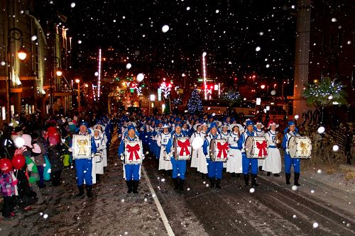图3：飘雪伴随着天国乐团雄壮美妙的乐曲，为舍布鲁克民众带去圣诞节庆气氛。