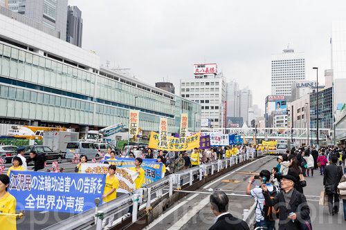 图3：法轮功学员在新宿闹市区举行声援诉江游行