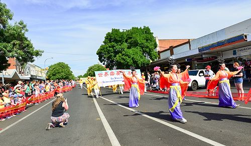 图1-4：悉尼法轮功学员参加在澳洲纽省杨镇的全国樱桃节游行，传播大法的美好，受到民众的欢迎。