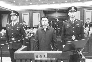 图：2015年12月25日，万庆良在庭审现场（网络图片）