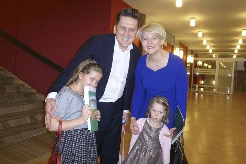 Karasiwski律师夫妇带着两位女儿观看了神韵国际艺术团在波兰罗兹的最后一场演出，心中充满感动