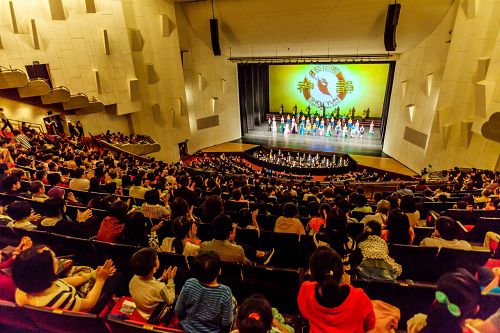 三月十五日午场神韵纽约艺术团在台南文化中心落幕压轴演出爆满盛况，谢幕时观众热情不减。