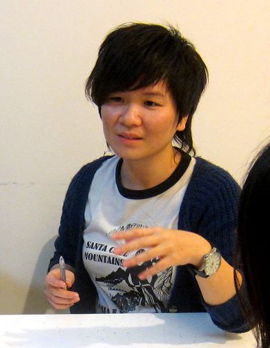 图1：从事编剧工作的台湾姑娘赵富玲说，修炼法轮大法对她在编剧创作上有极大帮助