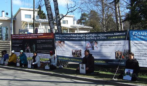 芬兰中领馆前，法轮功学员和平抗议