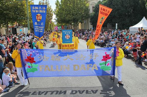 法轮功学员参加了一年一度澳洲维省班迪戈市的复活节大游行