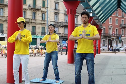 图1：法轮功学员在米兰市中心街头炼功，向人们介绍功法，庆祝世界法轮大法日