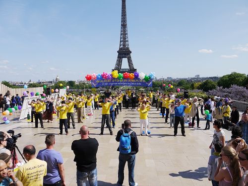 图2：法国法轮功学员在巴黎埃菲尔铁塔下的人权广场表演功法