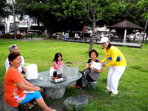 图6：法轮功学员将大法美好传递给台东海滨公园休闲的民众。