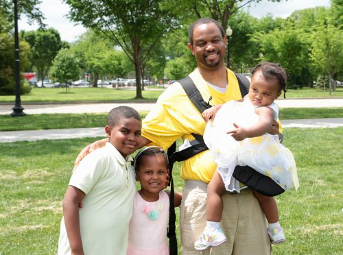 维吉尼亚州的Jamil Lawrence是一名律师，他带着自己的三个小孩一起来参加庆典