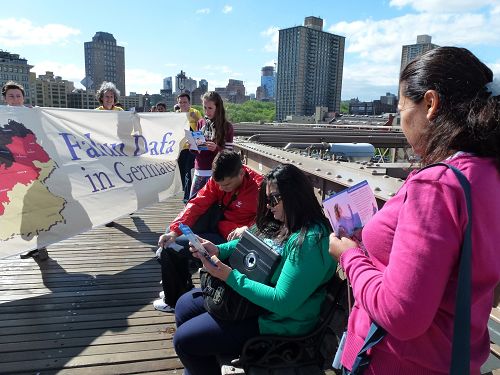 世界法轮大法日在布鲁克林大桥的跨桥活动，令不少路人关注法轮功