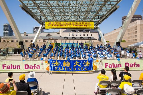 二零一五年五月十七日，多伦多法轮功学员在市政广场庆祝法轮大法传世二十三周年。