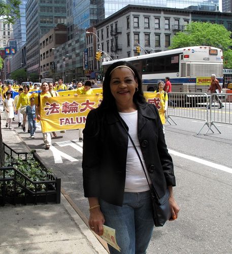 纽约曼哈顿第二大道临街居民朱莉娅（Julia）站在法轮功学员盛大游行队伍前表示支持法轮功