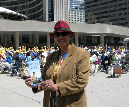 多伦多社区工作者Pam当天来到庆祝现场，参加了集会和游行。