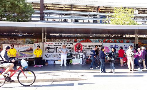 图1：法轮功学员在悉尼奥本（Auburn）市中心的主街上举办反迫害讲真相活动