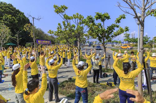 庆祝五一三活动从早上八点半开始，约千名高雄法轮功学员聚集西子湾，展示祥和优美功法，向来往的台湾及大陆游客展示法轮功的美好。