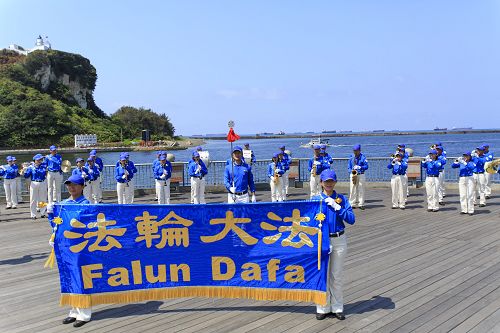 五月三日在高雄西子湾，法轮大法天国乐团和腰鼓队亲切活泼演奏，一位来自江西的阿姨竖起大拇指说：“台湾真自由！好就是好，连乐团演奏的声音都好听，很舒服。”