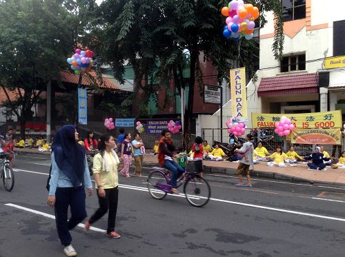 印尼泗水法轮功学员在市区的主要商业街——达拉莫大道上集体炼功