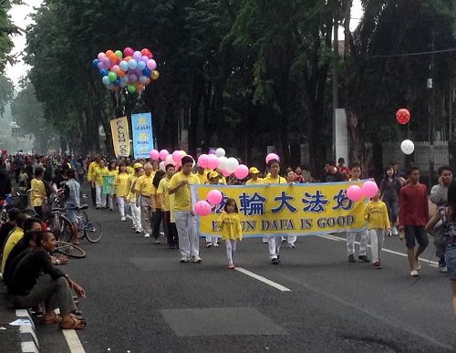 印尼泗水法轮功学员举办小型游行，庆祝法轮大法日