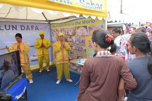 法轮功学员在印尼南雅加达市文化节上的展位
