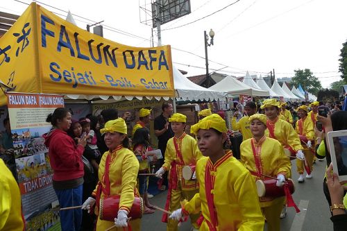 法轮功学员组成的腰鼓队在印尼南雅加达市文化节上表演