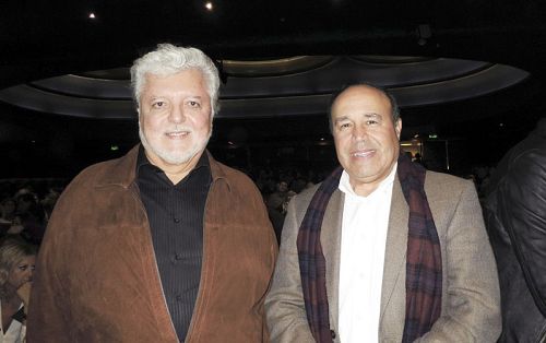 秘鲁驻阿根廷大使Jose Luis Perez Sanchez Cerro先生（左）与哥伦比亚驻阿根廷大使Alejandro Navas Ramos先生于6月13日晚在阿根廷首都布宜诺斯艾利斯的Opera剧院观看了神韵舞剧团的《西游记》演出