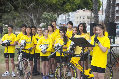 队长Annie Chen（右）向到场支持的民众介绍“骑向自由”(Ride to Freedom) 少年单车队队员。