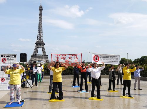 在著名的人权广场上，法轮功学员功法演示