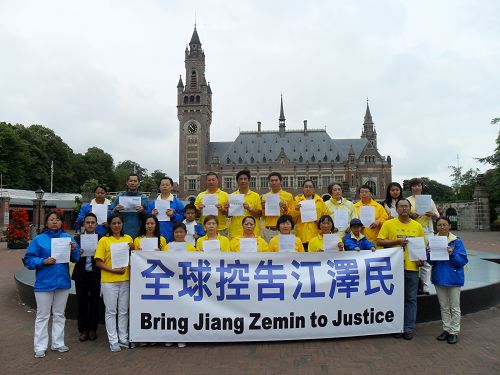因信仰法轮功而受到被迫害的学员，手持向中国最高检察院发出的诉江控告信件