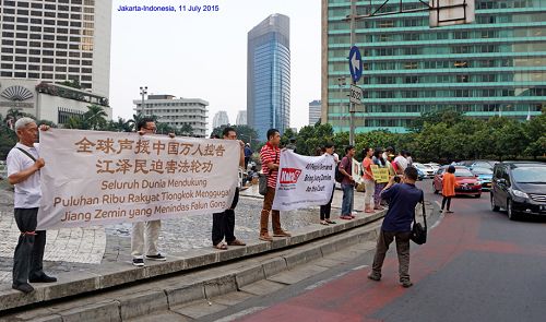 法轮功学员在印尼首都雅加达举办活动，声援中国民众控告江泽民