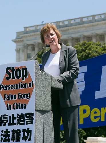 图10：“国防论坛基金会” 主席苏珊·娜肖尔特（Suzanne Scholte）认为，控告迫害元凶江泽民具有很多意义。
