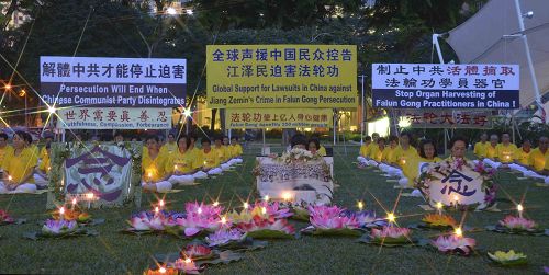 图3：新加坡法轮功学员举行烛光夜悼，悼念被中共迫害致死的中国大陆法轮功学员。