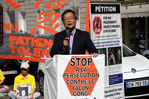 图4：欧洲法轮大法协会主席吴文欣在集会上发言