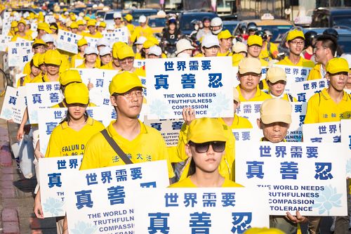 图6-8：学员们手持横幅标语，要求法办迫害元凶江泽民