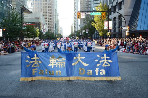 图1-7：法轮功学员参加了2015年7月1日当天在温哥华地区举行的三场国庆游行，受到民众热烈欢迎。