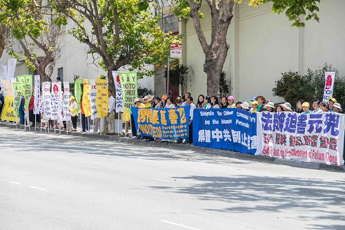 图1-7：法轮功学员在旧金山中领馆前集会，声援全球“诉江”大潮