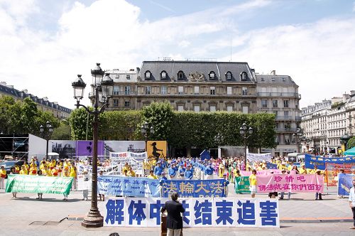 图1：法轮功学员在巴黎市政府广场集会，呼吁停止迫害