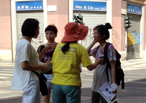 图6：意大利学员正在华人街向过往的华人传递两亿中国勇士退出中共，以及八万人控告迫害元凶江泽民的真相，呼唤民众良知觉醒。