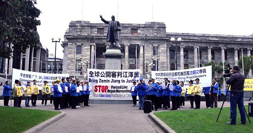 图1：部份新西兰法轮功学员在首都惠灵顿集会，呼吁制止迫害。