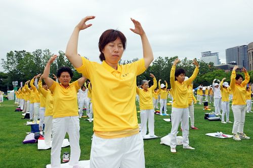 图1-4：七月二十日，韩国法轮功学员在首尔广场举行7.20十六周年反迫害活动。图为法轮功学员集体炼功场面。