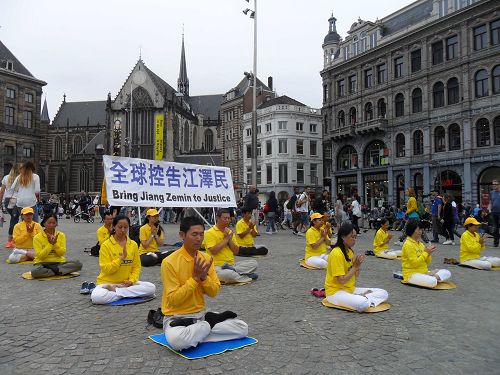 图1：“七•二零”周年，荷兰学员在首都阿姆斯特丹达姆广场传播真相，呼吁制止迫害。